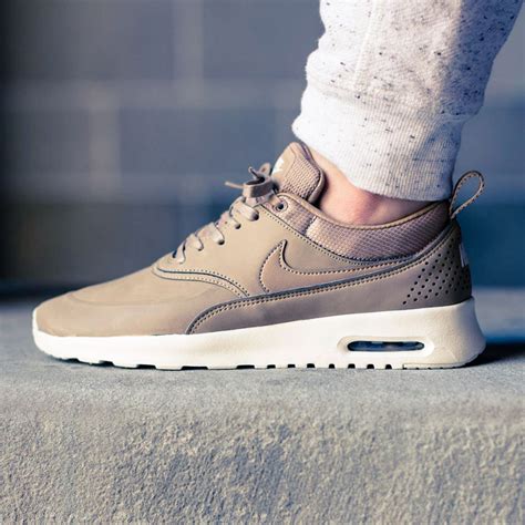 NIKE AIR MAX THEA PREMIUM WMNS (DESERT CAMO) / .